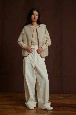 Soeur GILET RÉVERSIBLE SANS MANCHES VINH 10 Soeur GILET RÉVERSIBLE SANS MANCHES VINH -Soeur Soldes Boutique 06 014 ACE1 VAGABOND ALEX VINH1 0019 d81a21f5 74dd 4340 beca 0667311a0f3a scaled