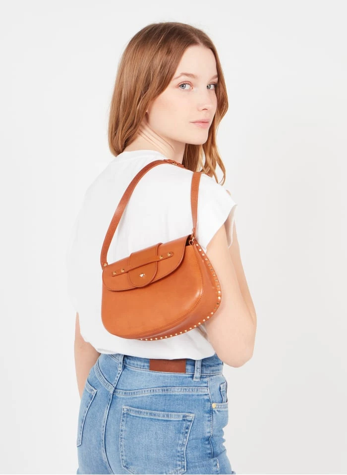 LE COURCY - Sac Bandoulière à Rabat En Cuir | Marron 2 LE COURCY - Sac Bandoulière à Rabat En Cuir | Marron – Image 2