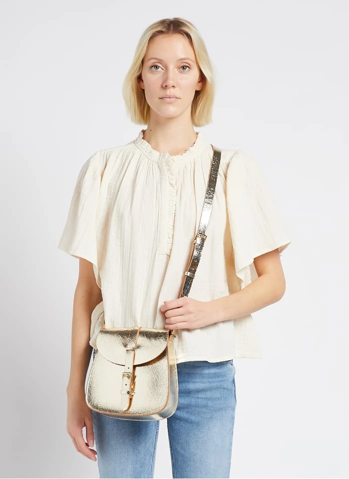 LE SAB MEDIUM - Sac Bandoulière En Cuir Métallisé | Doré 2 LE SAB MEDIUM - Sac Bandoulière En Cuir Métallisé | Doré – Image 2