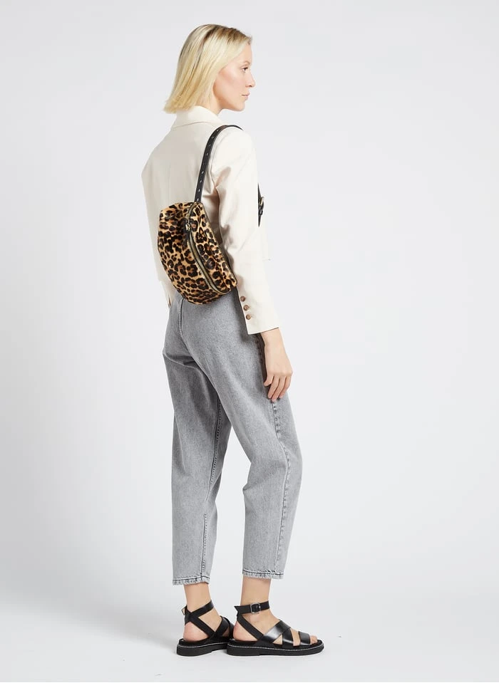 LA GRANDE LILI - Sac Banane Imprimé Léopard | Noir 4 LA GRANDE LILI - Sac Banane Imprimé Léopard | Noir – Image 4